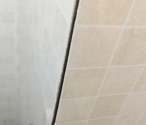 绥江瓷砖空鼓维修公司分享阳台瓷砖脱落的修复过程可以分为以下几个步骤