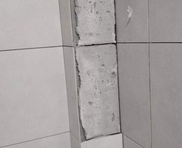 绥江瓷砖空鼓维修公司分享下瓷砖施工前基层浇水润湿程度不足，可能导致以下问题