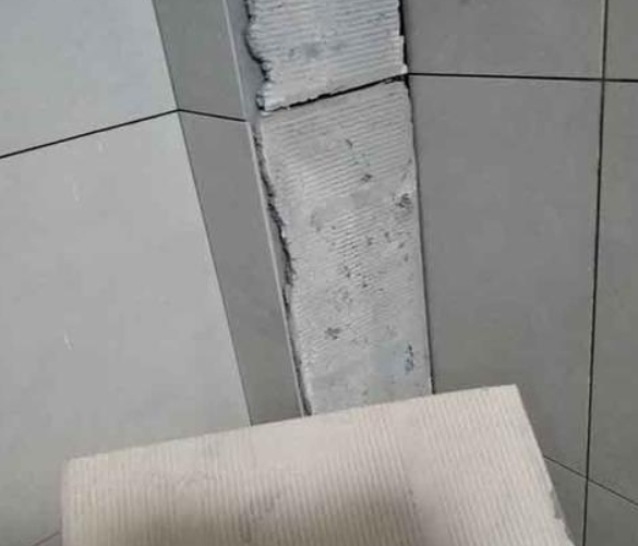 绥江瓷砖空鼓维修公司分享下厨房瓷砖脱落的补救措施。